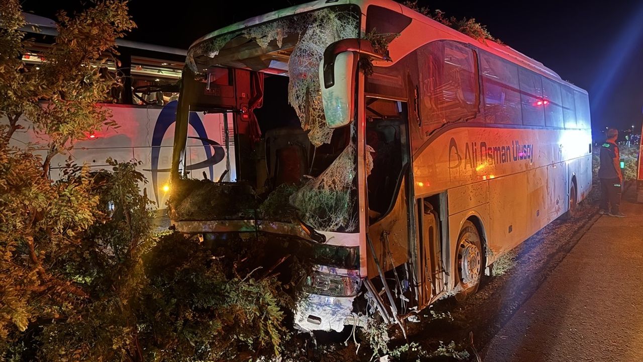 Kayseri'de Yolcu Otobüsü Ağaçlara Çarptı: 1 Ölü, 13 Yaralı