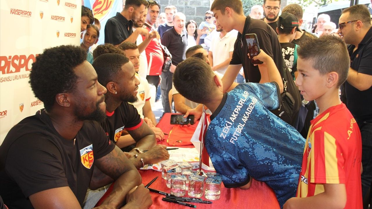 Kayserispor'un İmza Gününde Futbolcular Taraftarlarla Buluştu