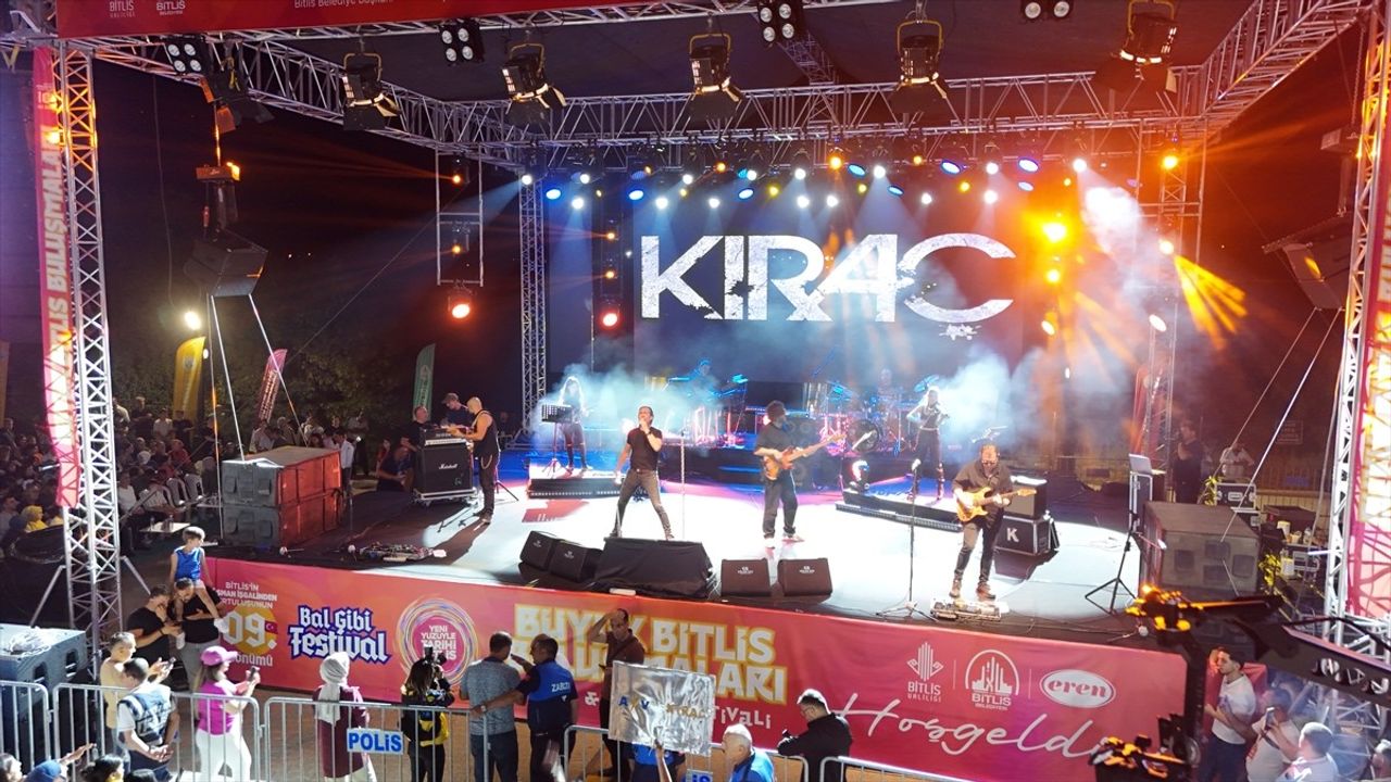 Kıraç, Bitlis'te Unutulmaz Bir Konser Verdi