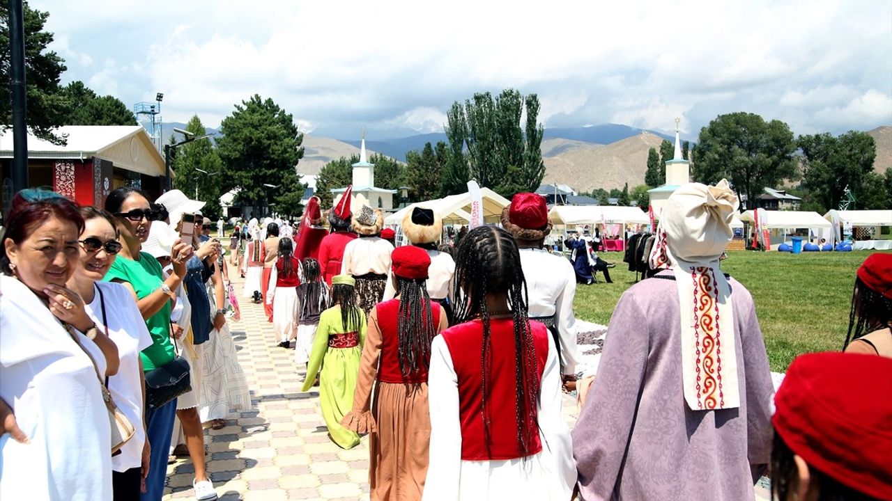 Kırgızistan'da Geleneksel Kültür ve Sanat Kongresi Düzenlendi