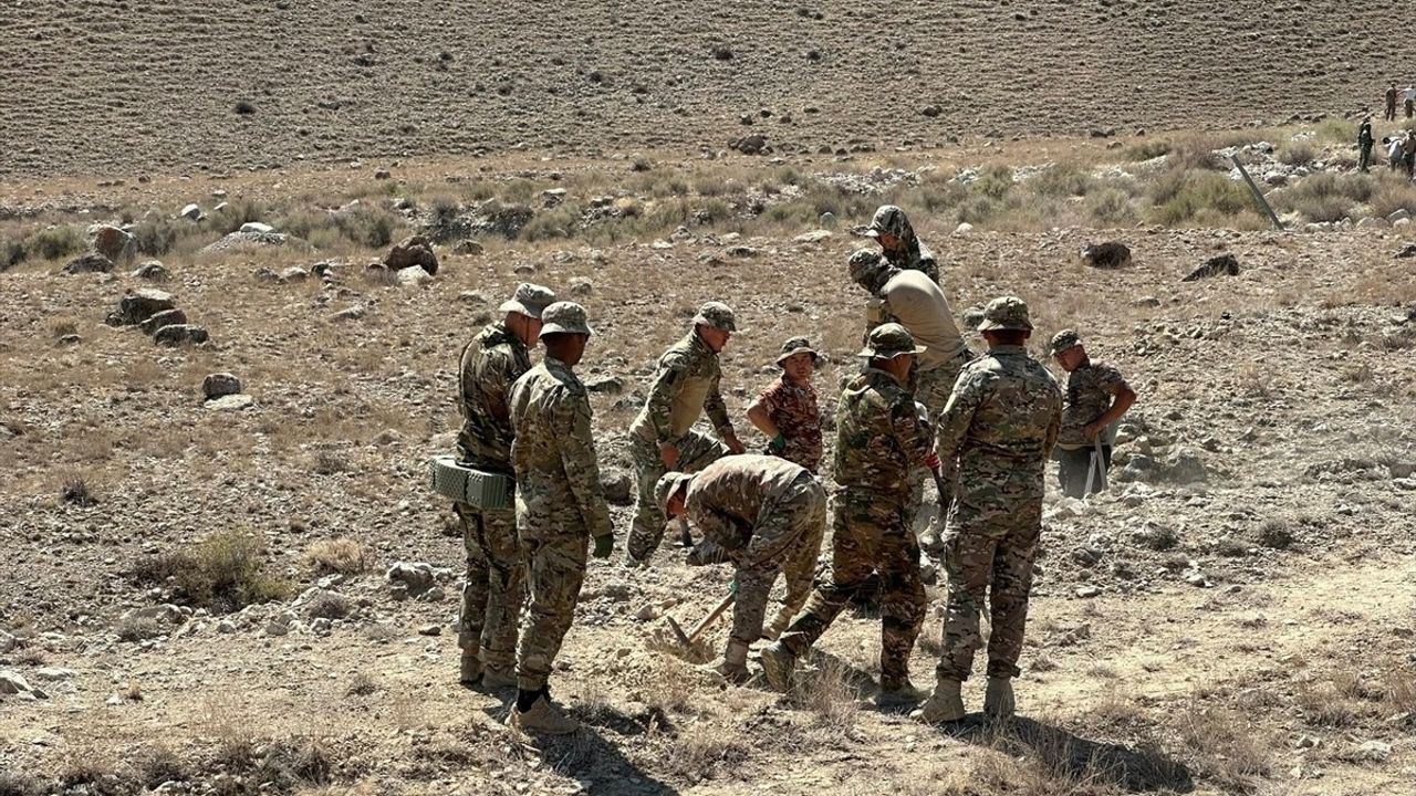 Kırgızistan, Tacikistan Sınırına Güvenlik Tel Örgüsü Çekiyor