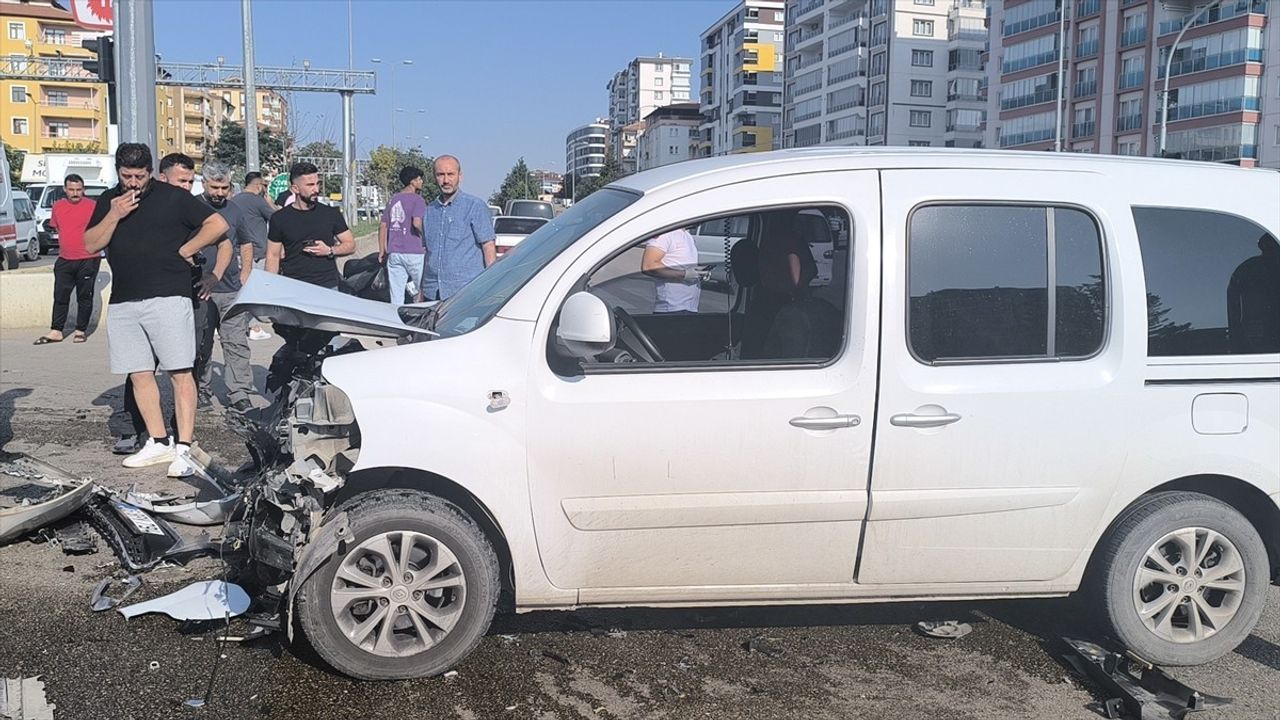 Kırıkkale'de Polis Aracı ile Otomobil Çarpıştı