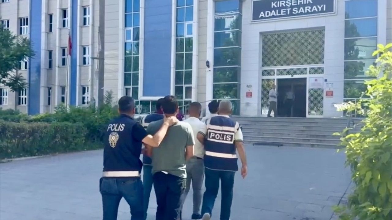 Kırşehir'de Emekli Kadının Dolandırılmasına İlişkin Üç Kişi Tutuklandı