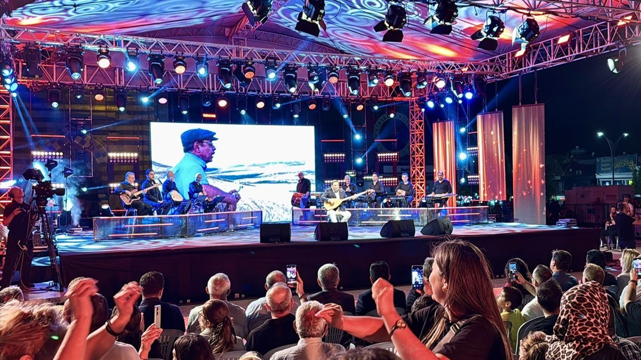 Kırşehir'de TRT Sanatçıları Açık Hava Konseri Düzenledi