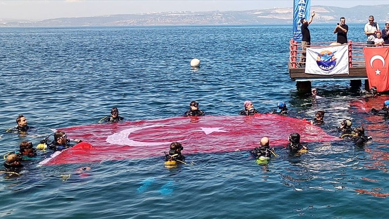 Kocaeli Dalgıçlarından Zafer Bayramı Kutlaması