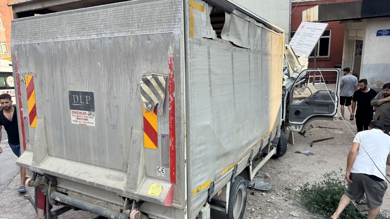 Kocaeli'de Beton Bloka Çarpan Kamyonetin Sürücüsü Yaralandı