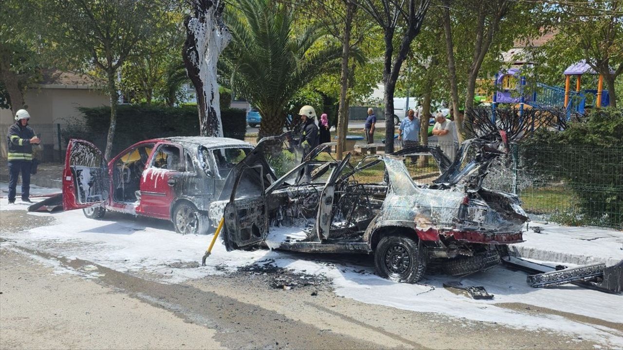 Kocaeli'de İki Otomobil Yangında Kullanılamaz Hale Geldi