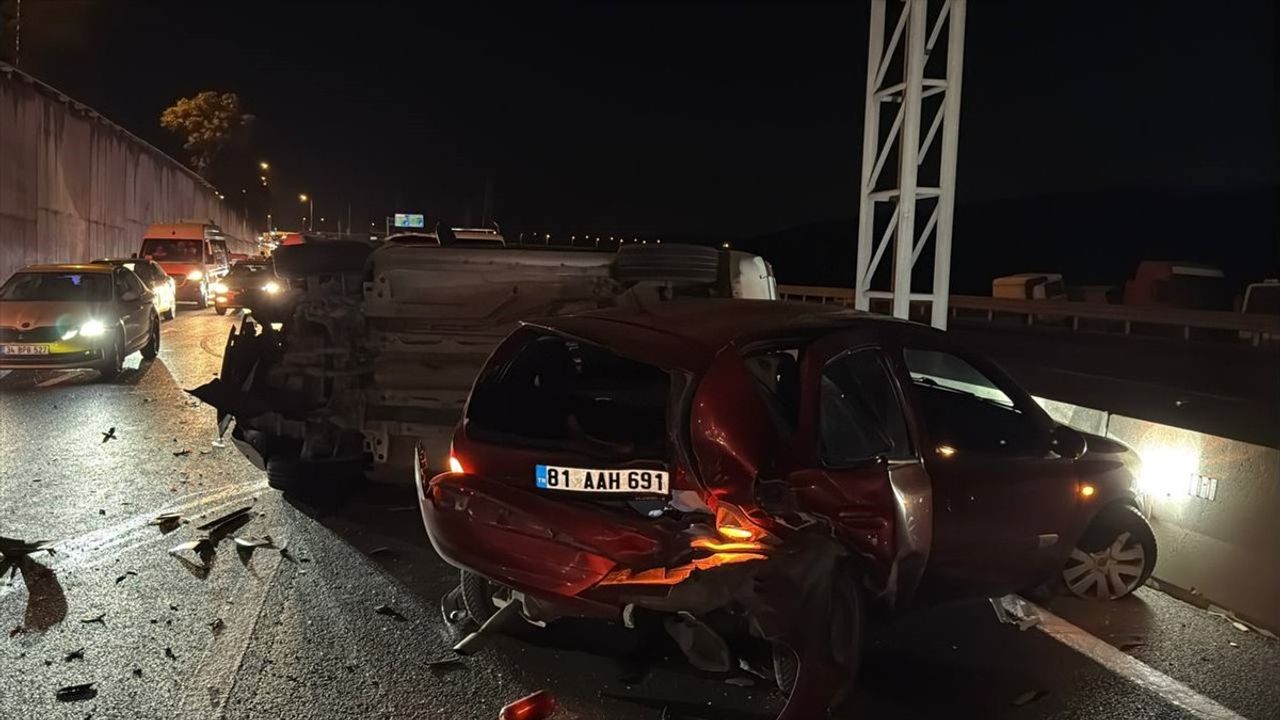 Kocaeli'de Lastiği Patlayan Araca Çarpan Hafif Ticari Araçta 2 Çocuk Yaralandı