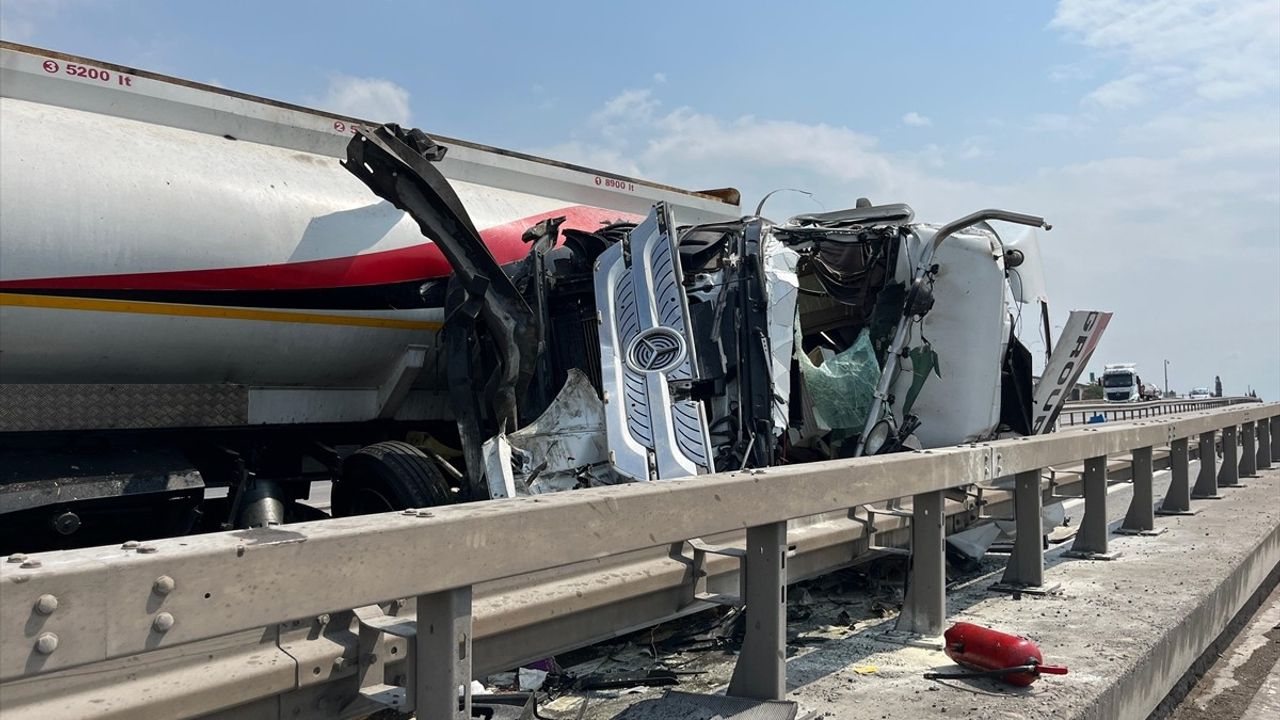 Kocaeli'de Tanker Kazası Ulaşımı Olumsuz Etkiledi
