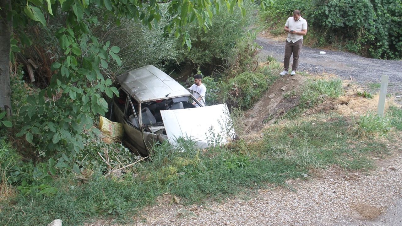 Konya'da Su Kanalına Düşen Otomobilde Üç Yaralı