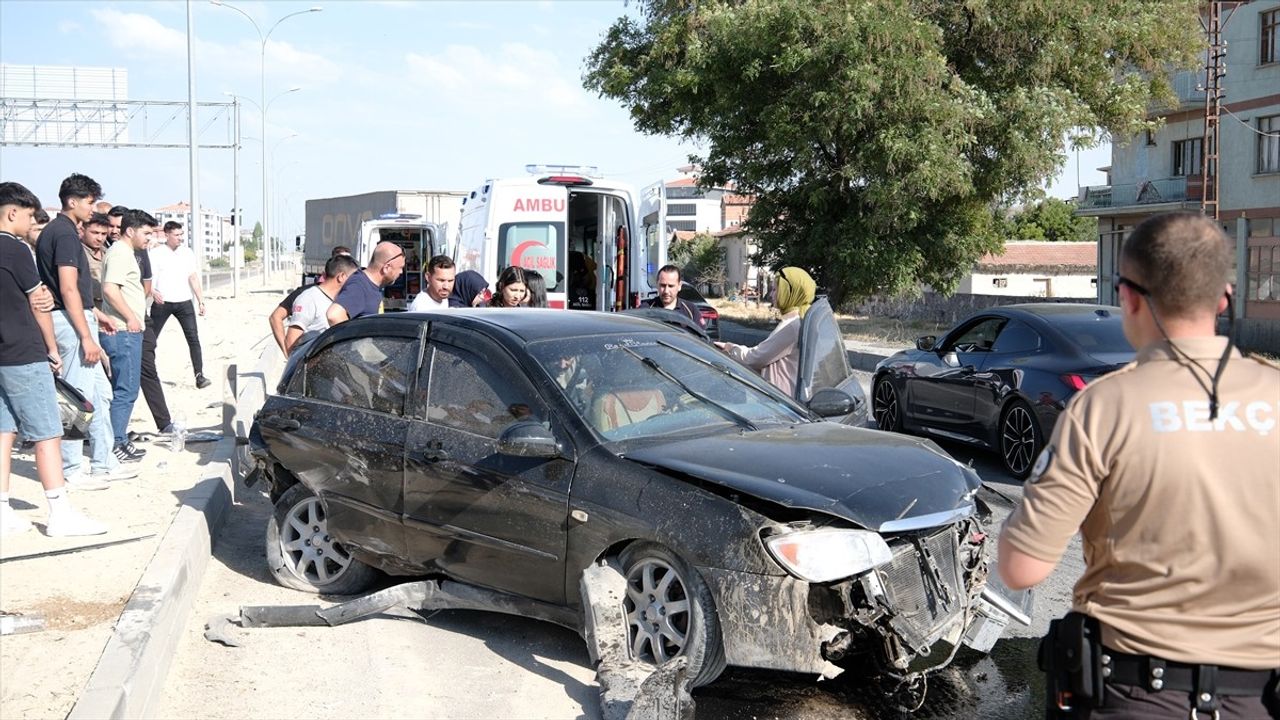 Konya'da Tırın Otomobile Çarpması Sonucu 3 Yaralı