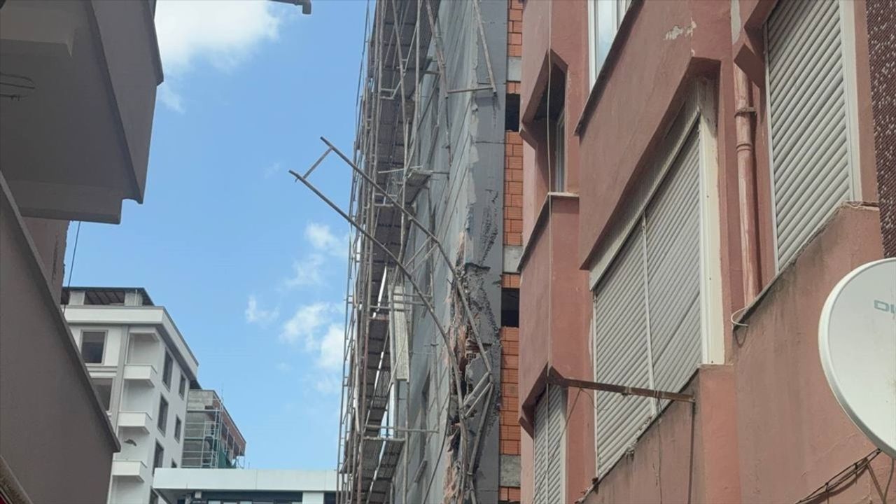 Küçükçekmece'de Yıkım Esnasında Apartmanın Çökmesi