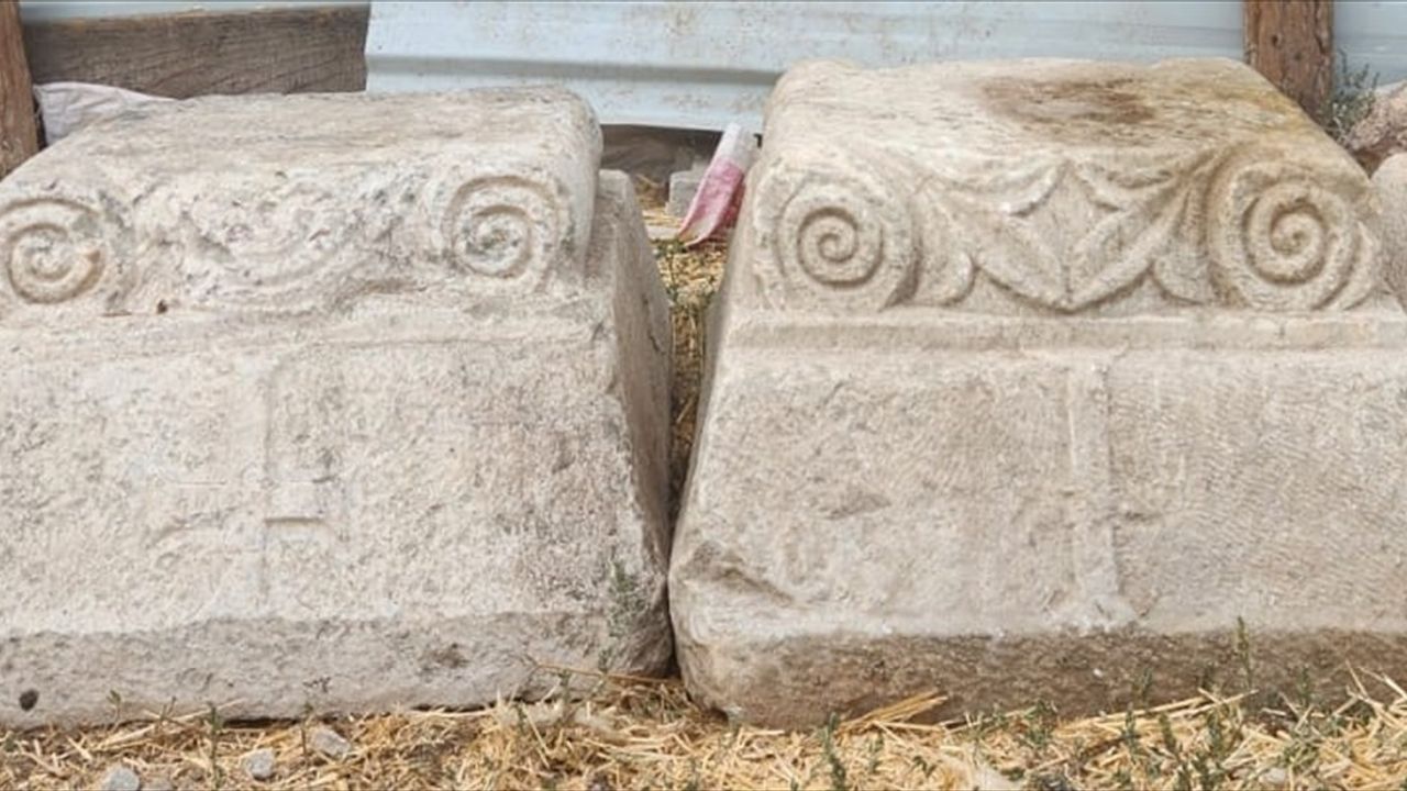 Kütahya'da Bizans Dönemine Ait 4 Mermer Sütun Başlığı Ele Geçirildi