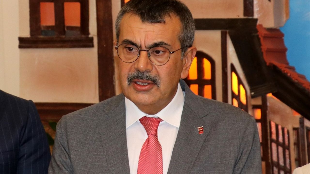 Kütahya'da Eğitim Değerlendirme Toplantısı: Doğa Sevgisi ve Aile Yılı Vurgusu