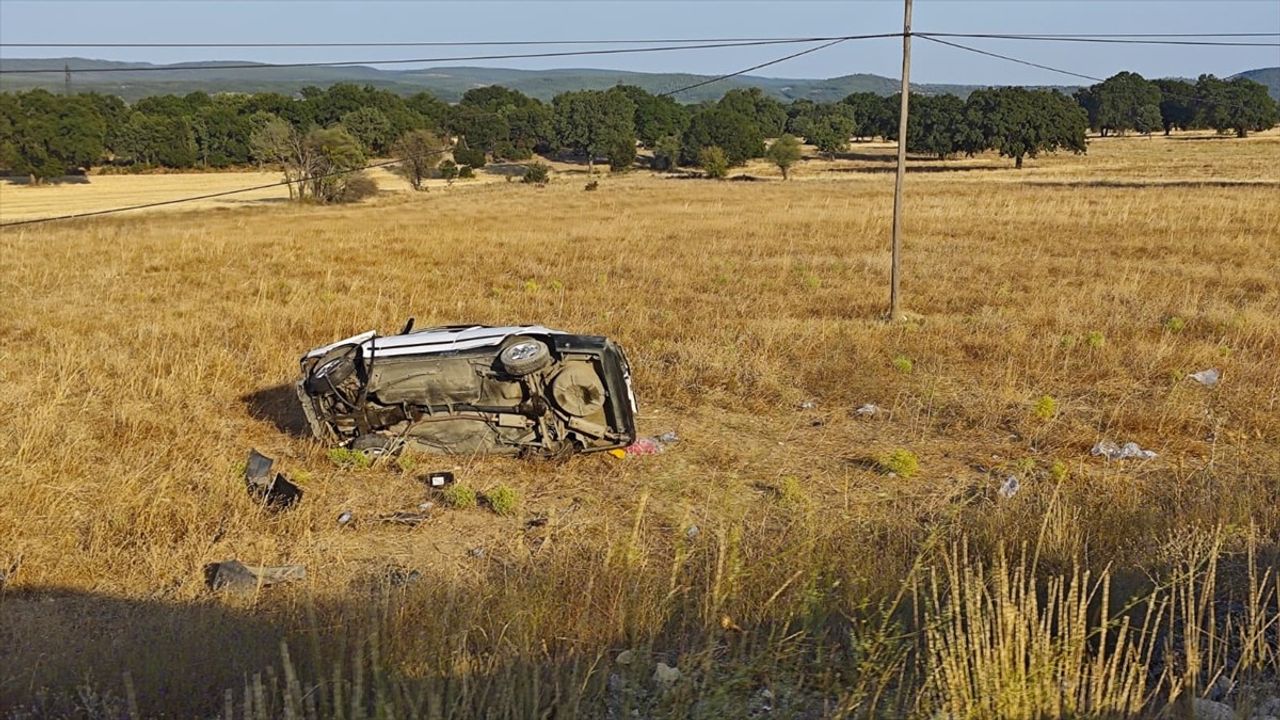 Kütahya'da Otomobilin Tarlaya Devrilmesi Sonucu 1 Ölü, 5 Yaralı