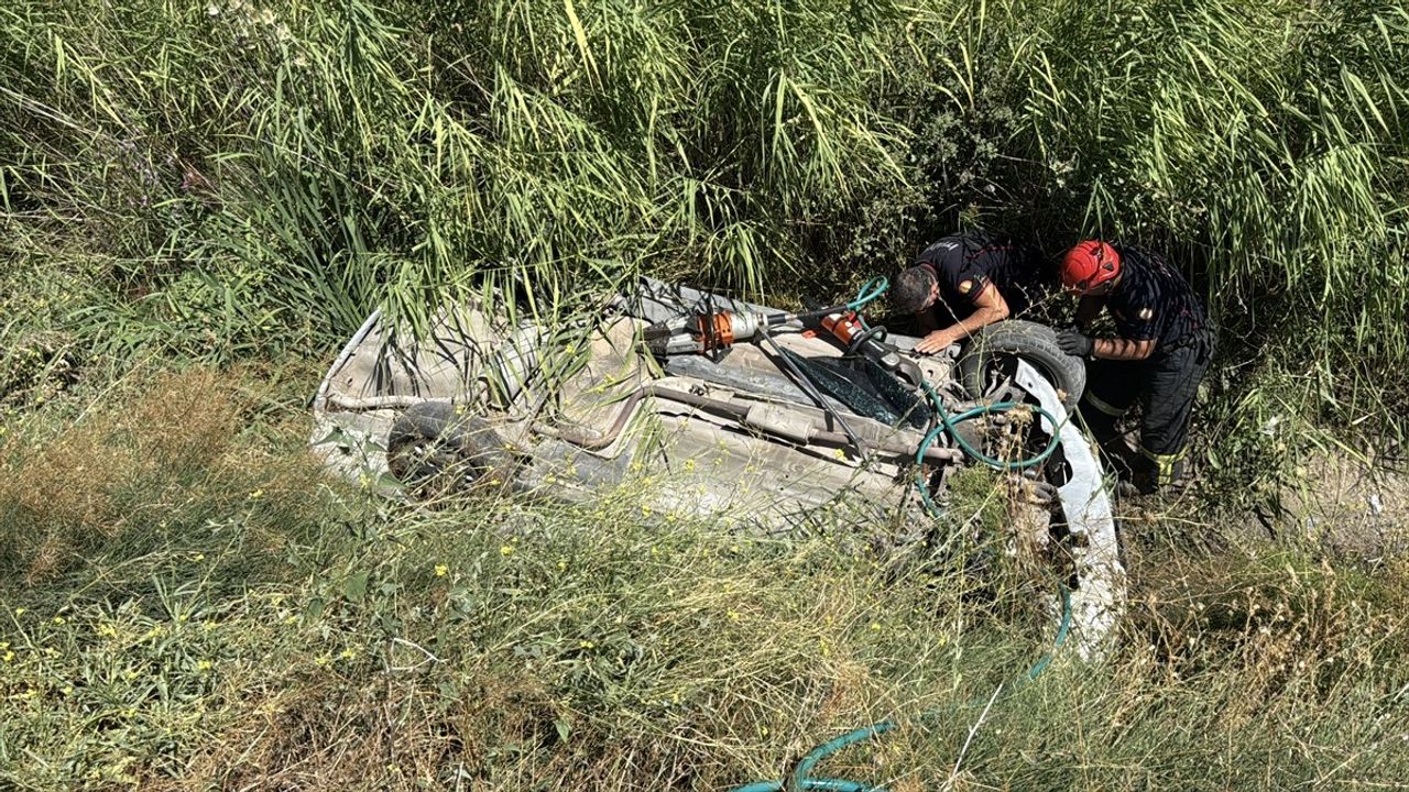 Kütahya'da Su Kanalına Devrilen Araçtaki Anne ve Kızı Kurtarıldı