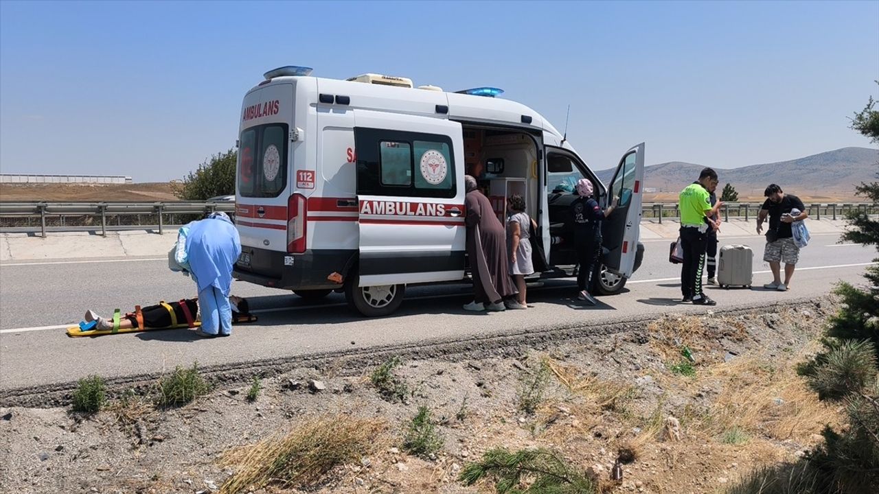 Kütahya'da Tarlaya Devrilen Araçta 4 Yaralı