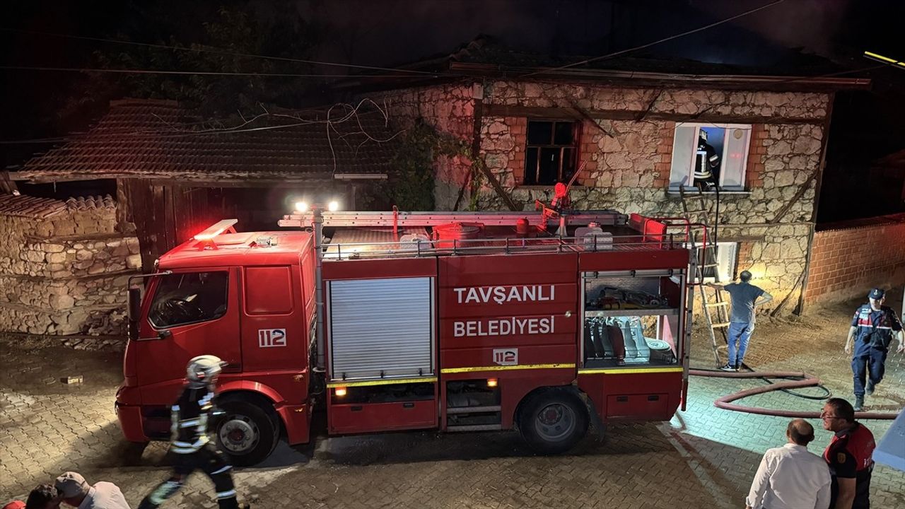 Kütahya'da Yangın: 4 Ev Küle Döndü