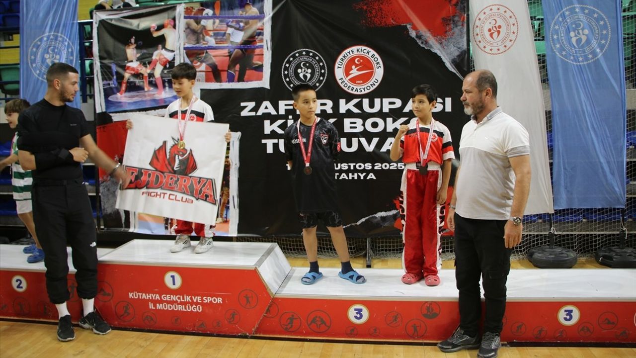 Kütahya'da Zafer Kupası Kick Boks Turnuvası Gerçekleştirildi