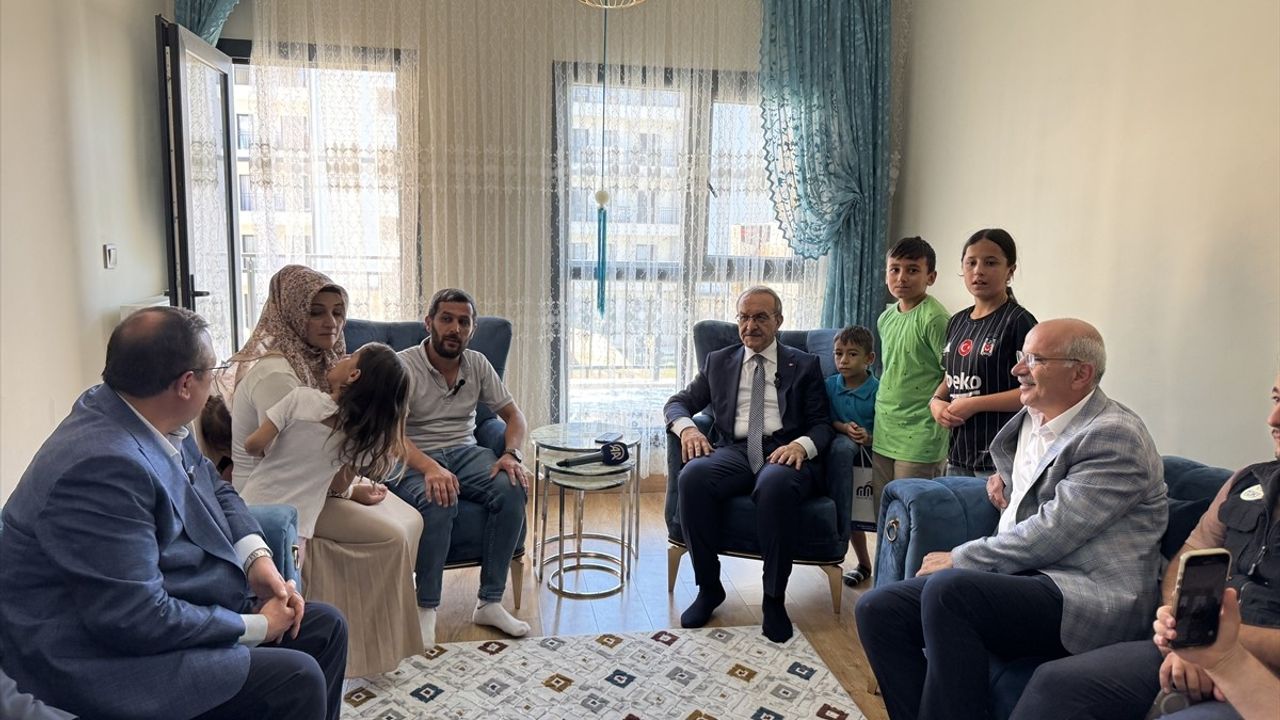 Malatya'da Depremzede Aileye Ziyaret
