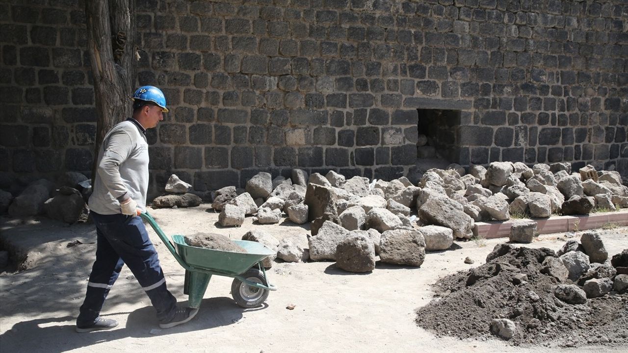 Malazgirt Kalesi'nin Tarihi Dokusu Ortaya Çıkıyor