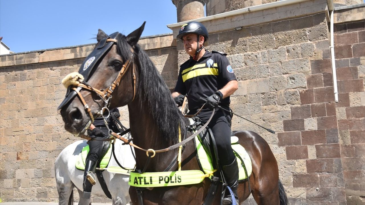 Malazgirt Zaferi İçin Gelen Atlı Polisler Ahlat'ta Devriye Gezdi