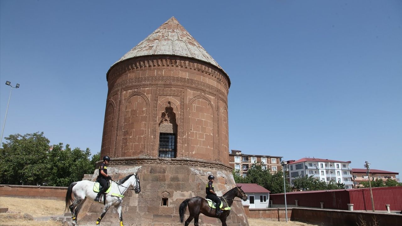 Malazgirt Zaferi Kutlamalarında Atlı Polisler Ahlat'ta Devriye