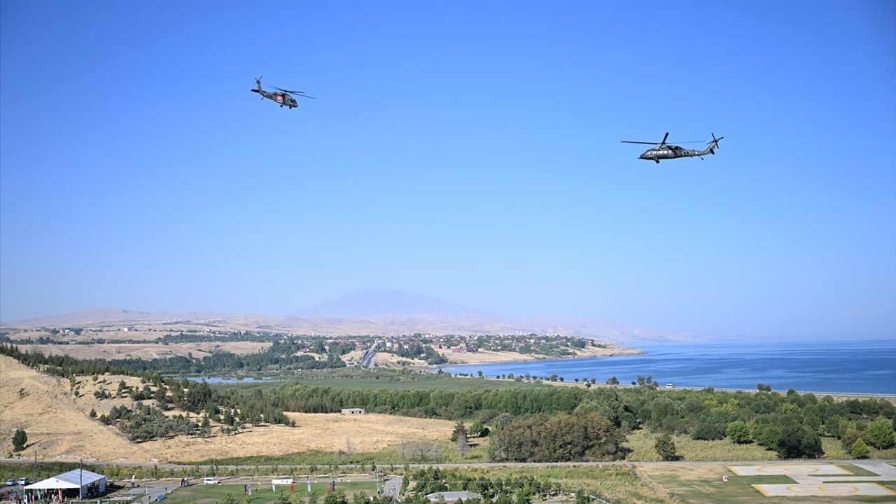 Malazgirt Zaferi Kutlamalarında Jandarmanın Hava Gösterileri Büyük Yankı Uyandırdı
