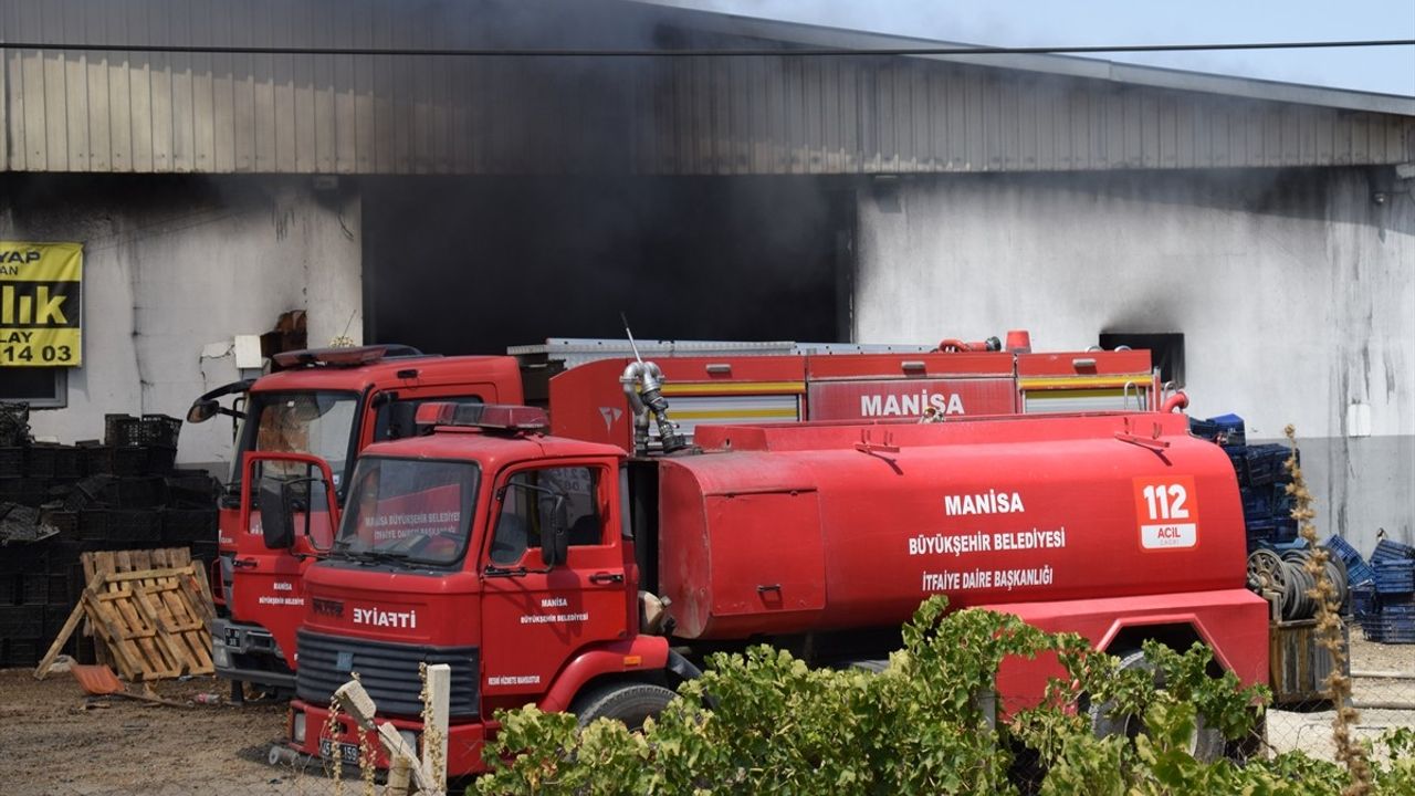 Manisa'da Depoda Yangın Çıktı