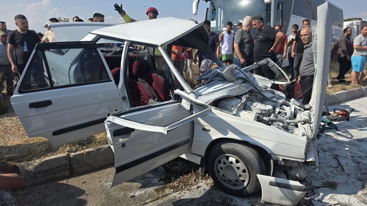 Manisa'da Otobüs ve Otomobil Çarpıştı: İki Ölü, Bir Yaralı
