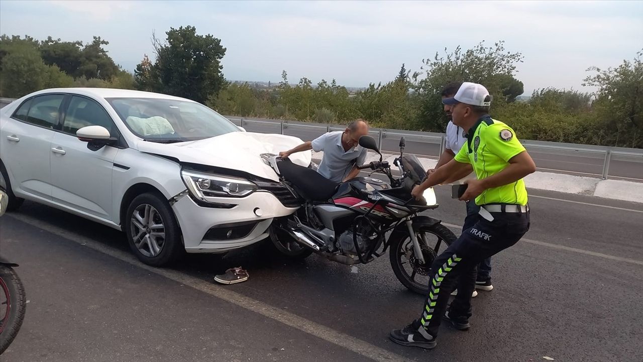 Manisa'da Otomobil Motosiklete Çarptı: 3 Yaralı