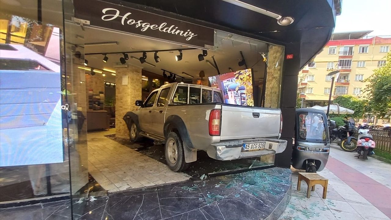 Manisa'da Pikap Kazası: Mobilya Mağazasına Girdi, İki Yaralı