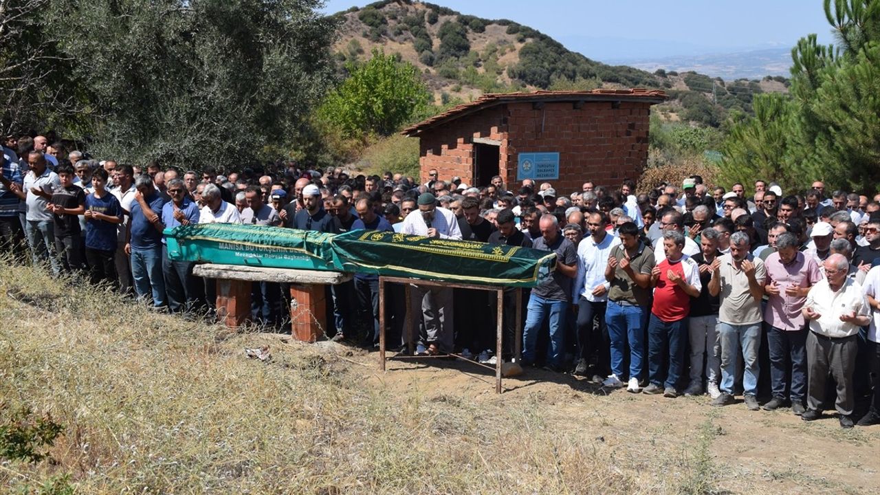 Manisa'da Trafik Kazası: İki Kuzenin Cenazeleri Defnedildi