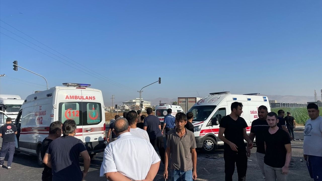 Mardin'de Halk Otobüsü ve Tır Çarpıştı: 10 Yaralı