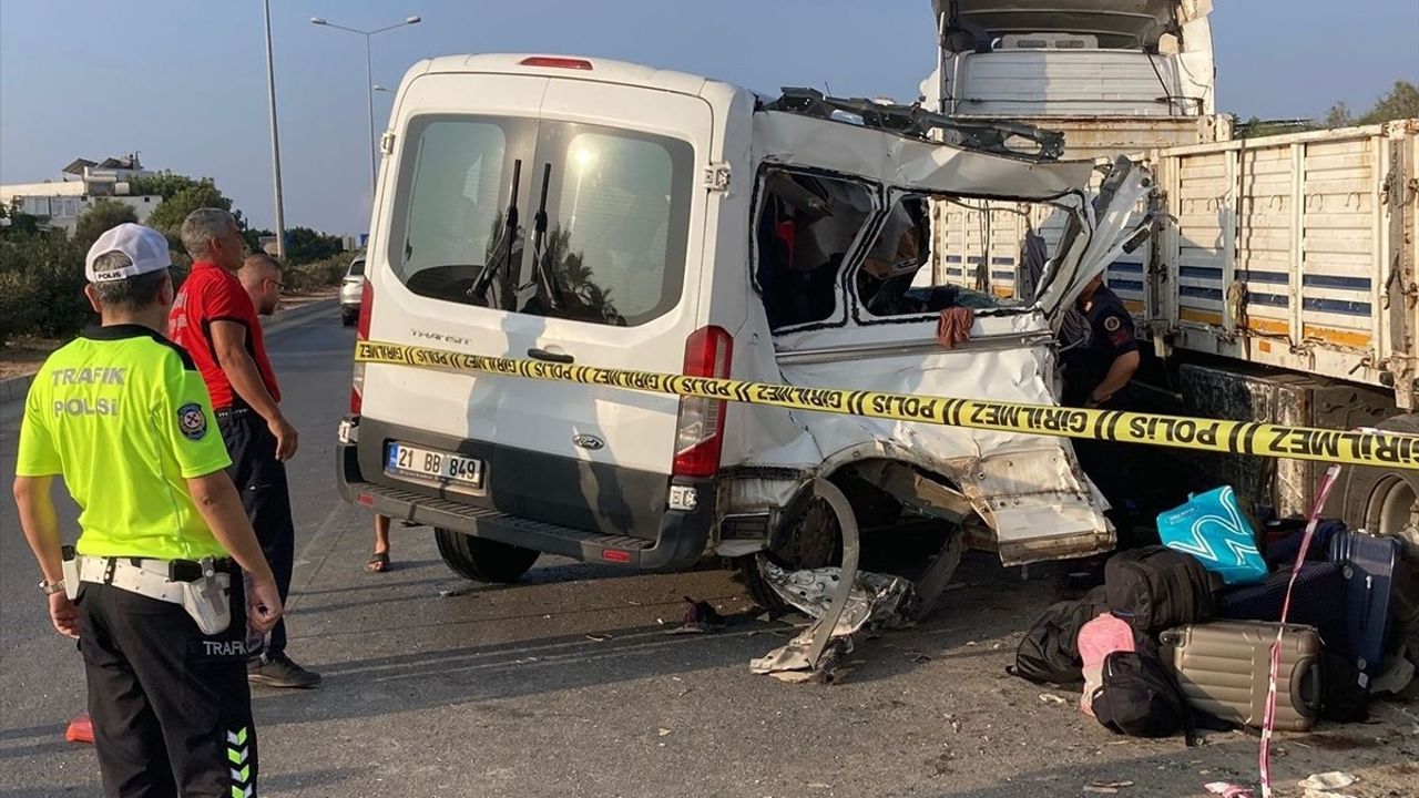 Mersin'de Minibüs-Tır Kazası: 2 Ölü, 10 Yaralı