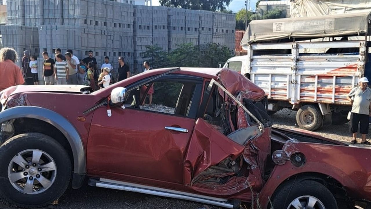 Mersin'de Pikap Kazası: 3 Yaralı