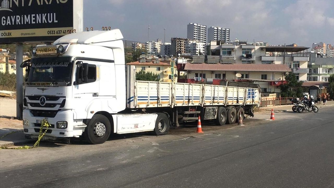 Mersin'deki Feci Kaza: Öğrencileri Taşıyan Minibüs Tıra Çarptı