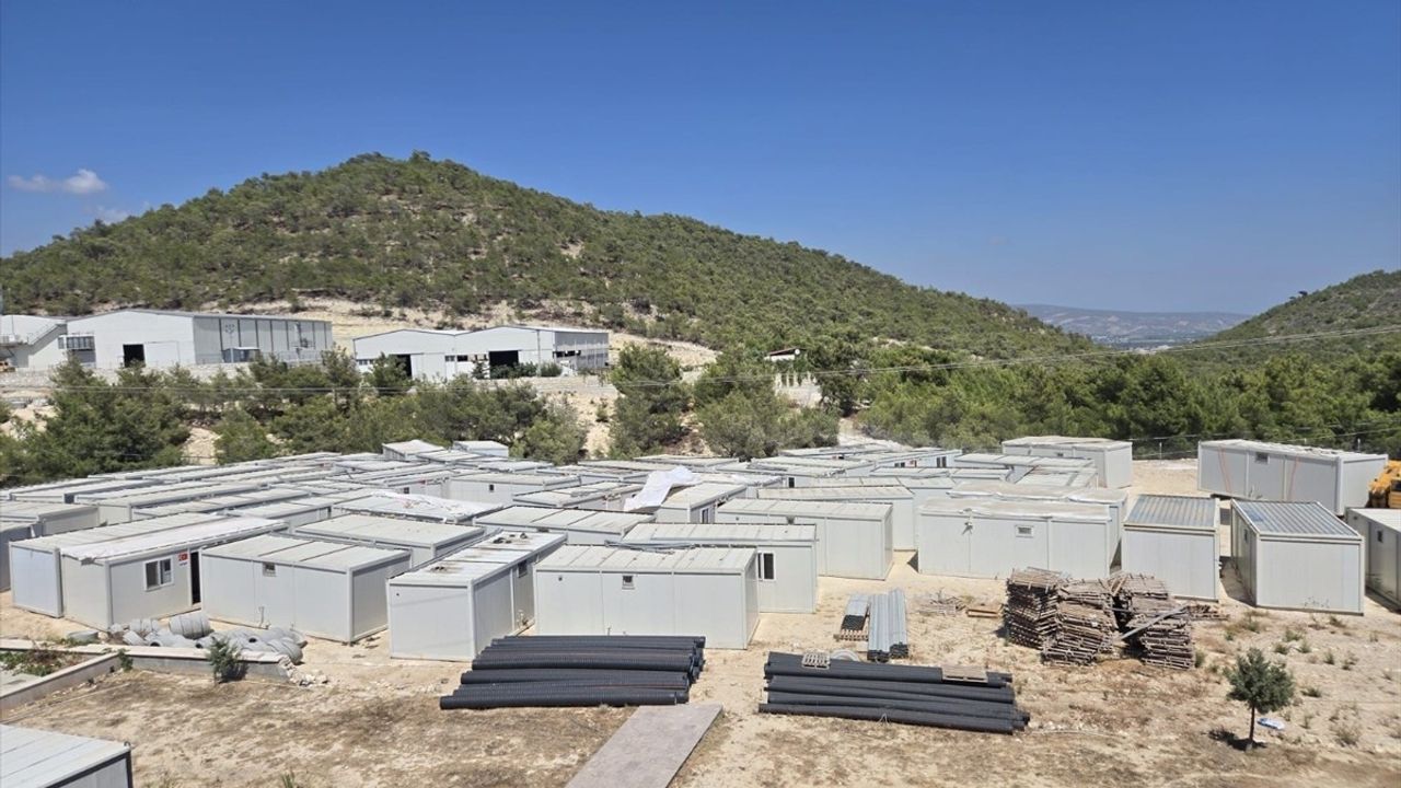Mersin'deki Yangın Sonrası Konteyner Desteği