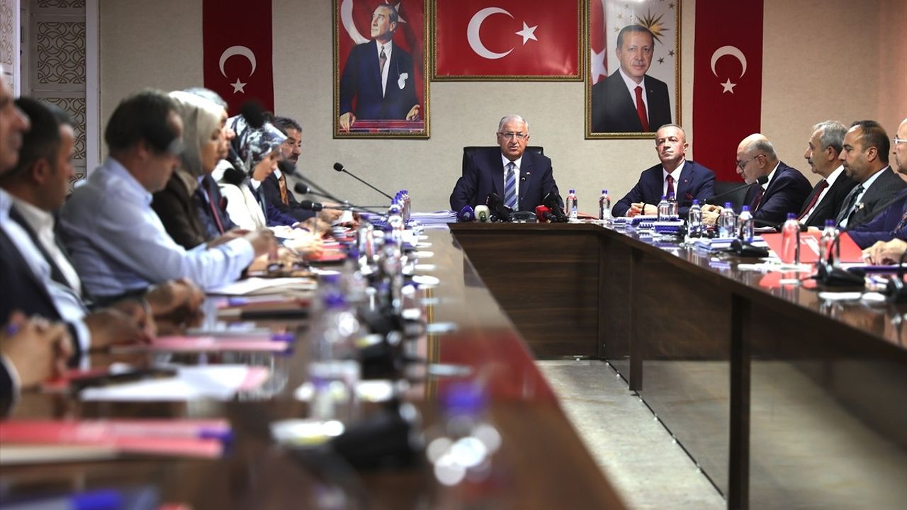 Milli Savunma Bakanı Güler, Hakkari'de 'Terörsüz Türkiye' Projesini Tanıttı