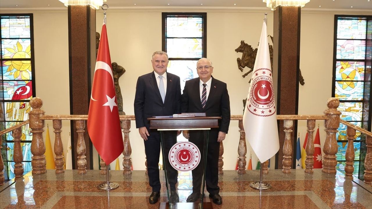 Milli Savunma ve Gençlik Spor Bakanları Bir Araya Geldi