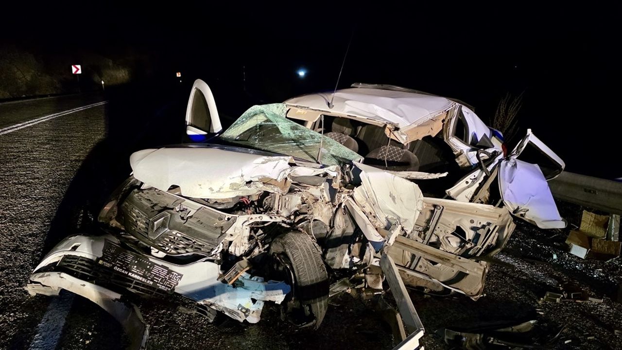 Muğla'da Tır ile Çarpışan Otomobilin Sürücüsü Hayatını Kaybetti