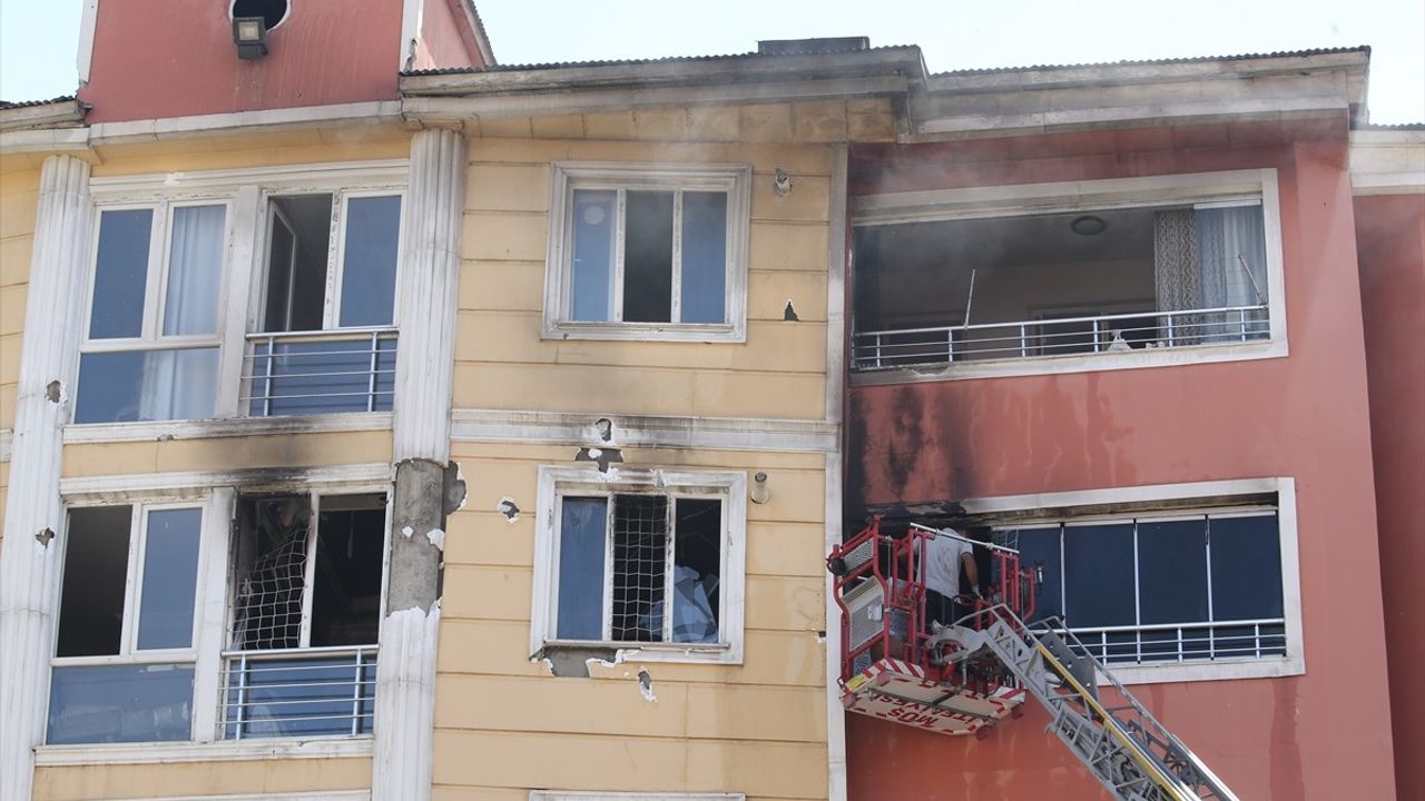 Muş'ta 7 Katlı Binada Yangın: 3 Ev Hasar Gördü