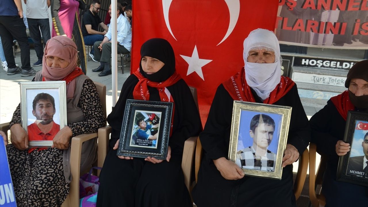 Muş'ta Ailelerin DEM Parti Önündeki Eylemleri Devam Ediyor