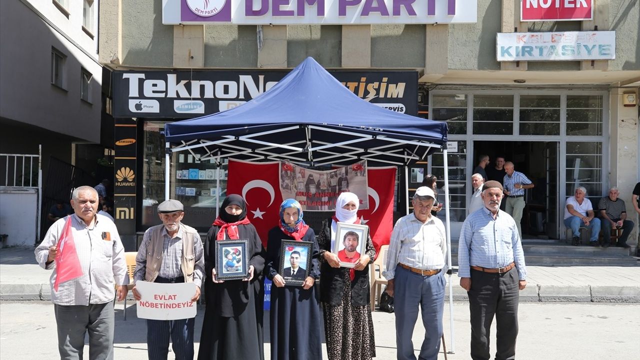 Muş'ta Ailelerin Eylemi Devam Ediyor