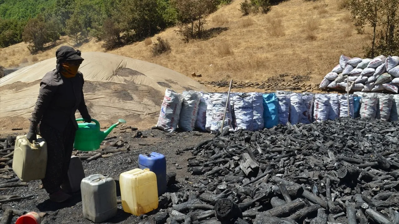 Muş'ta Mangal Kömürü Üreticileri Zorlu Sıcaklıklara Rağmen Çalışıyor