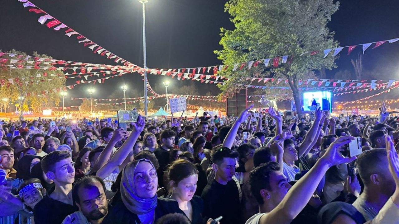 Mustafa Ceceli Kahramanmaraş Fuarı'nda Performans Sergiledi