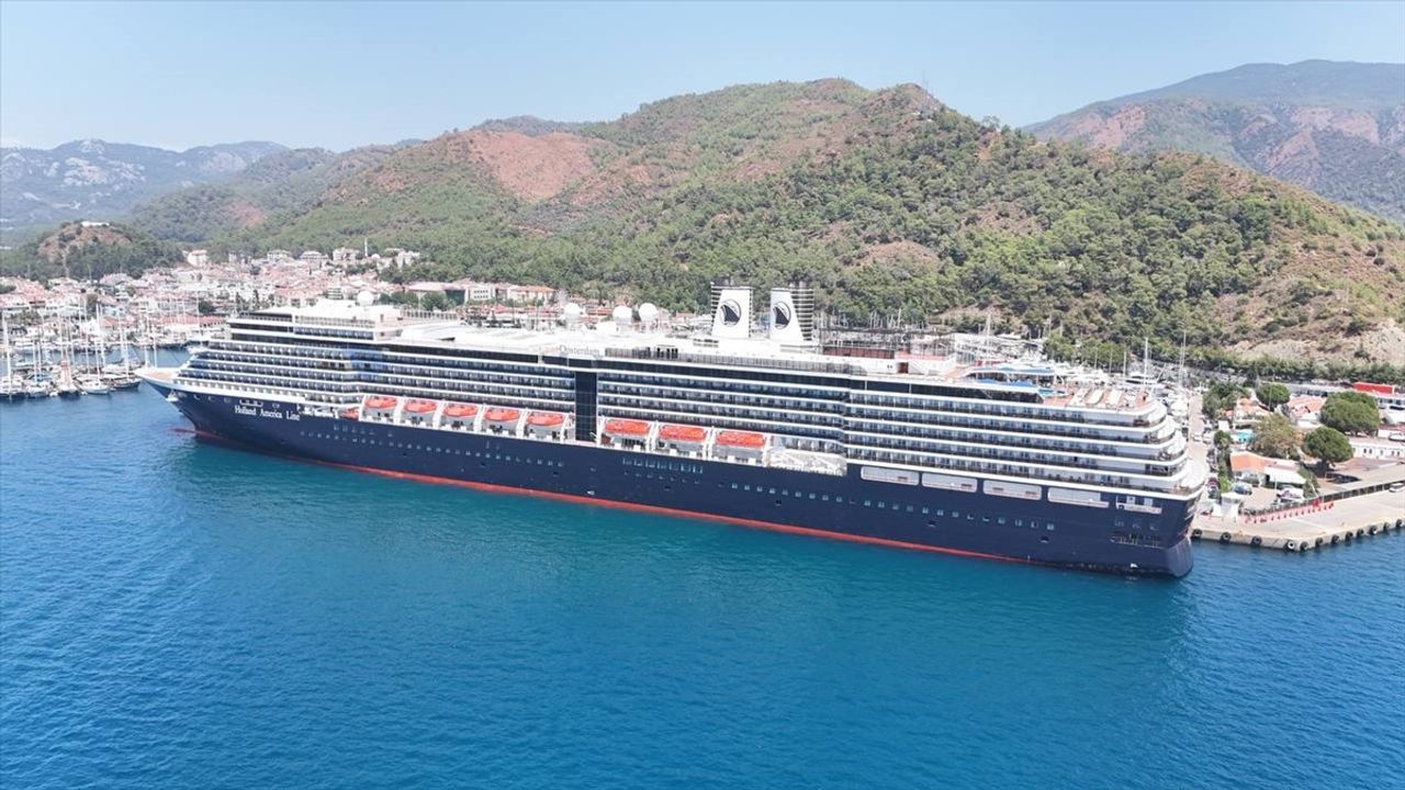 Oosterdam Kruvaziyeri Marmaris Limanı'na Demirledi