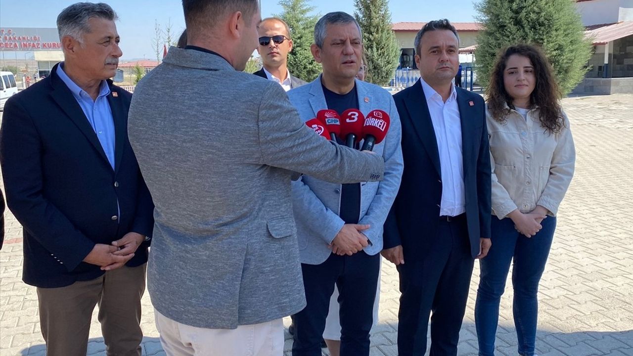 Özgür Özel'den İBB'ye Yolsuzluk Soruşturması Kapsamında Ziyaret