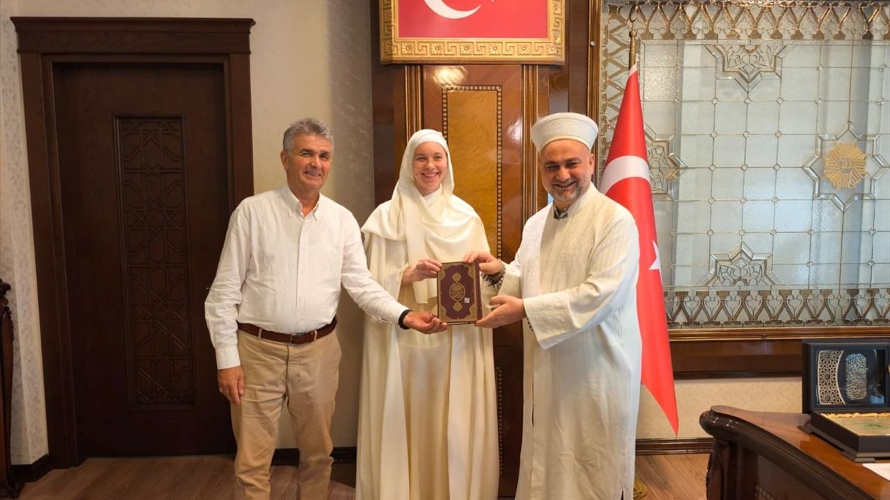 Polonyalı Kadın Adana'da İslamiyet'i Seçti