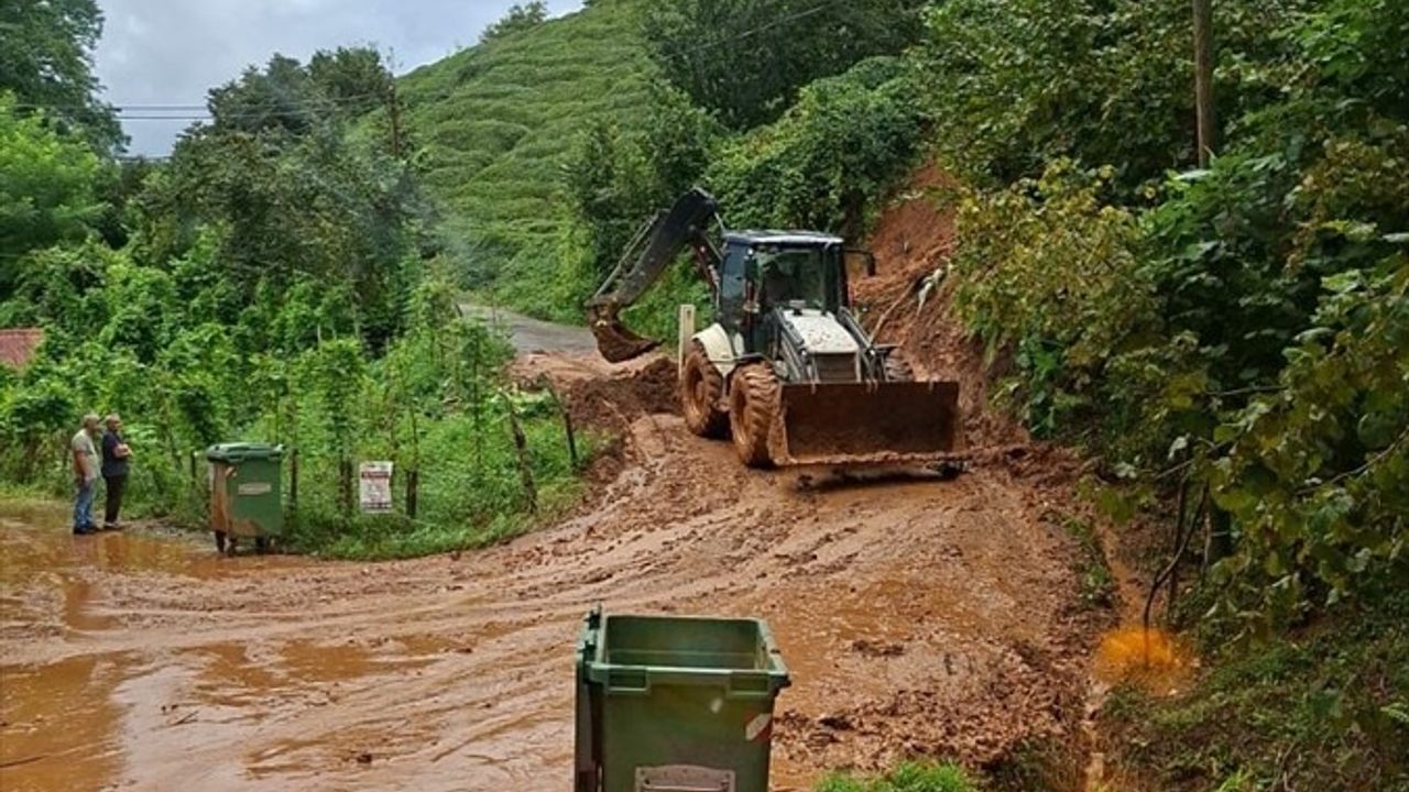 Rize'de Heyelan Alarmı: Yağışlar Sonrası Yamaçlardan Toprak Kaymaları